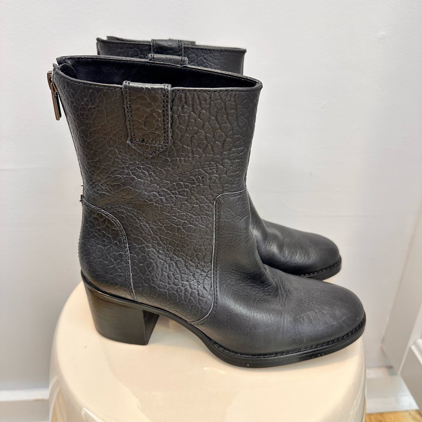 Vince Camuto Size 7 Boots